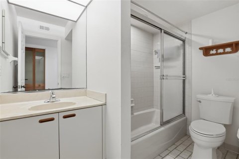 House in Sarasota, Florida 4 bedrooms, 197.51 sq.m. № 2151737 - photo 15