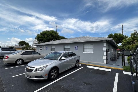 Immobilier commercial à vendre à Lauderdale Lakes, Floride: 310.76 m2 № 2079867 - photo 12