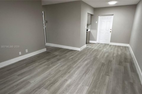 Immobilier commercial à vendre à Lauderdale Lakes, Floride: 310.76 m2 № 2079867 - photo 13