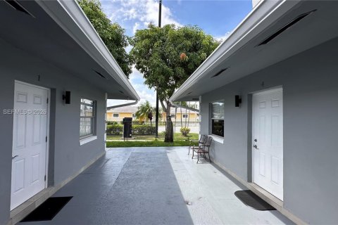 Immobilier commercial à vendre à Lauderdale Lakes, Floride: 310.76 m2 № 2079867 - photo 6