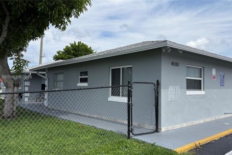 Immobilier commercial à vendre à Lauderdale Lakes, Floride: 310.76 m2 № 2079867 - photo 2
