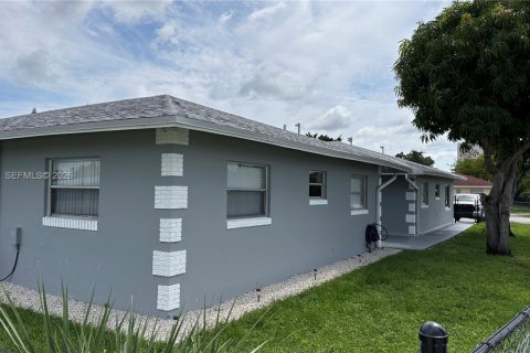 Immobilier commercial à vendre à Lauderdale Lakes, Floride: 310.76 m2 № 2079867 - photo 8