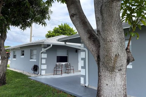 Immobilier commercial à vendre à Lauderdale Lakes, Floride: 310.76 m2 № 2079867 - photo 3