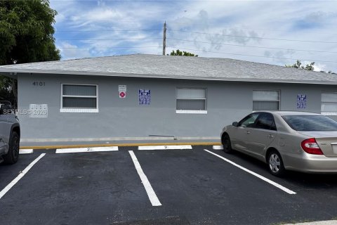 Immobilier commercial à vendre à Lauderdale Lakes, Floride: 310.76 m2 № 2079867 - photo 11