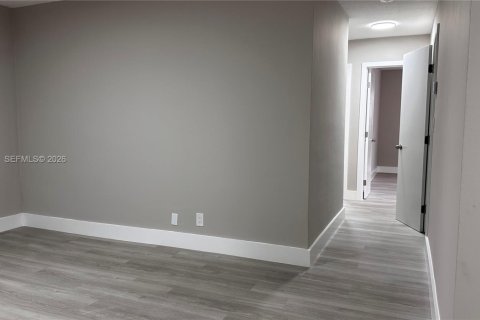 Immobilier commercial à vendre à Lauderdale Lakes, Floride: 310.76 m2 № 2079867 - photo 18