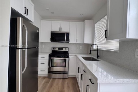 Casa en venta en Miami Gardens, Florida, 2 dormitorios, 77.76 m2 № 1850823 - foto 7