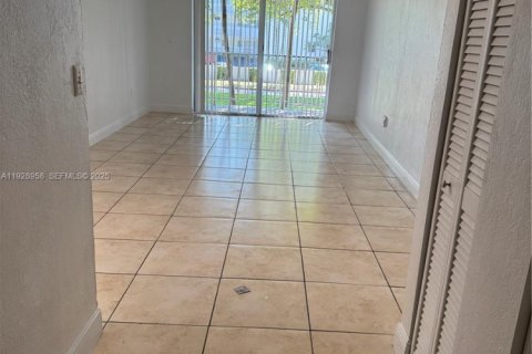 Condo à North Miami, Floride, 1 chambre  № 2037785