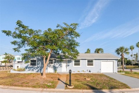House in Madeira Beach, Florida 3 bedrooms, 106.56 sq.m. № 2096554
