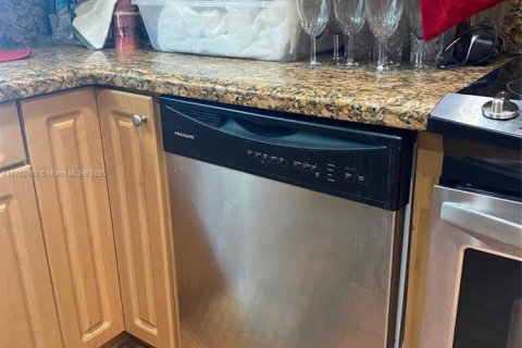 Villa ou maison à vendre à West Miami, Floride: 3 chambres, 127.28 m2 № 1960513 - photo 14