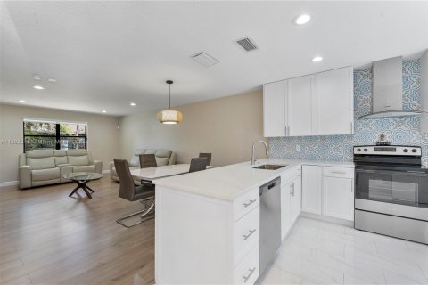 House in Royal Palm Beach, Florida 3 bedrooms, 120.59 sq.m. № 1790614 - photo 10