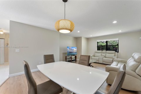 House in Royal Palm Beach, Florida 3 bedrooms, 120.59 sq.m. № 1790614 - photo 11