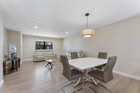 House in Royal Palm Beach, Florida 3 bedrooms, 120.59 sq.m. № 1790614 - photo 12
