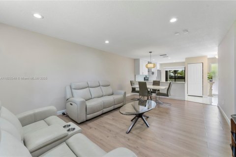 House in Royal Palm Beach, Florida 3 bedrooms, 120.59 sq.m. № 1790614 - photo 15