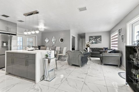 Купить виллу или дом в Майами-Гарденс, Флорида 3 спальни, 117.24м2, № 2365650 - фото 12