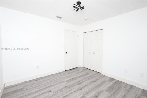 House in Homestead, Florida 3 bedrooms, 103.86 sq.m. № 1998245 - photo 18