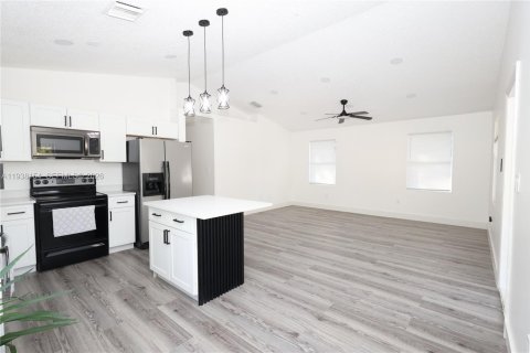 House in Homestead, Florida 3 bedrooms, 103.86 sq.m. № 1998245 - photo 3