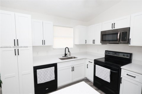 House in Homestead, Florida 3 bedrooms, 103.86 sq.m. № 1998245 - photo 7