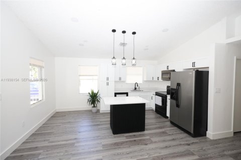 House in Homestead, Florida 3 bedrooms, 103.86 sq.m. № 1998245 - photo 11