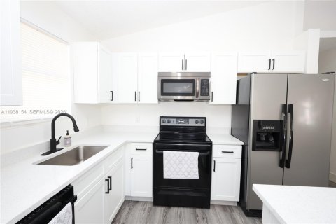 House in Homestead, Florida 3 bedrooms, 103.86 sq.m. № 1998245 - photo 9