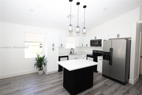 House in Homestead, Florida 3 bedrooms, 103.86 sq.m. № 1998245 - photo 4