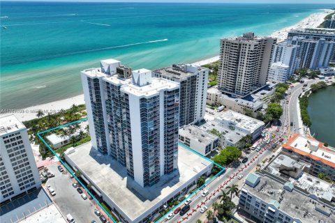 Condominio en venta en Miami Beach, Florida, 1 dormitorio, 104.24 m2 № 1973473 - foto 1
