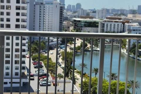 Condominio en venta en Miami Beach, Florida, 1 dormitorio, 104.24 m2 № 1973473 - foto 15