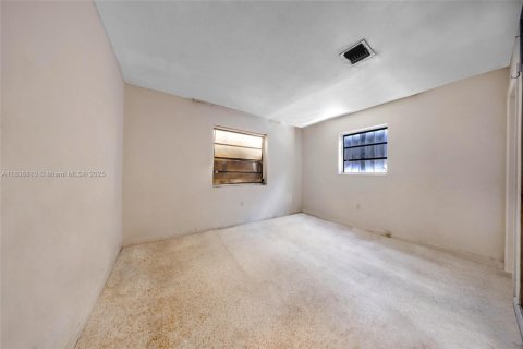 House in Miami Gardens, Florida 3 bedrooms, 128.11 sq.m. № 1949138 - photo 15