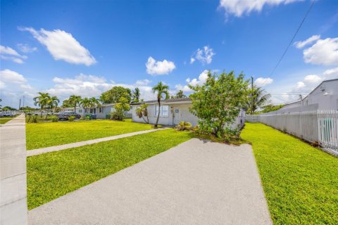 House in Miami Gardens, Florida 3 bedrooms, 128.11 sq.m. № 1949138 - photo 24