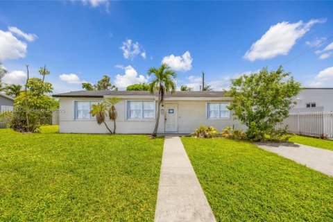 House in Miami Gardens, Florida 3 bedrooms, 128.11 sq.m. № 1949138 - photo 1