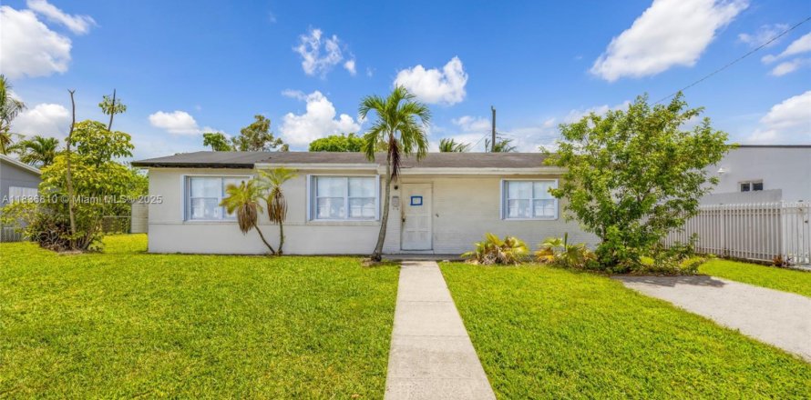 House in Miami Gardens, Florida 3 bedrooms, 128.11 sq.m. № 1949138
