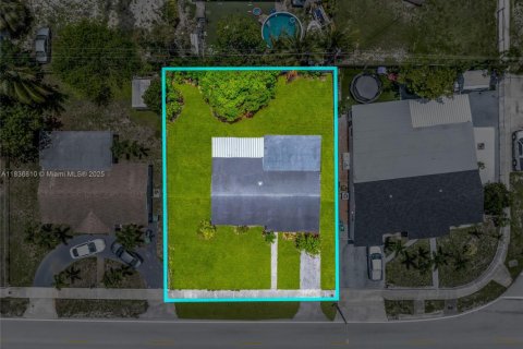 House in Miami Gardens, Florida 3 bedrooms, 128.11 sq.m. № 1949138 - photo 29