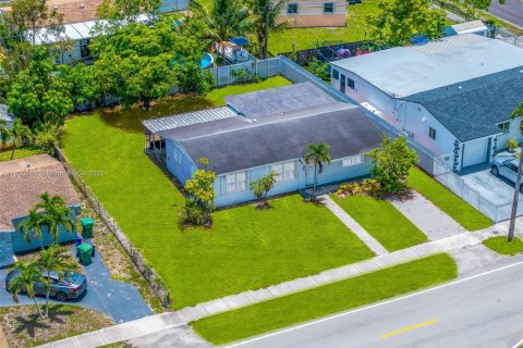 House in Miami Gardens, Florida 3 bedrooms, 128.11 sq.m. № 1949138 - photo 27