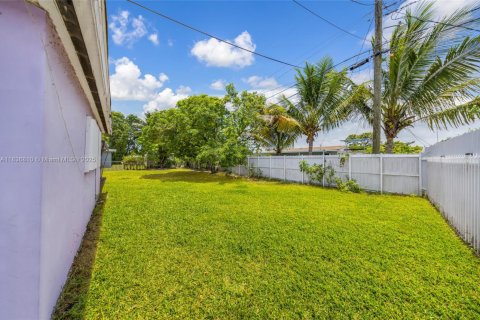 House in Miami Gardens, Florida 3 bedrooms, 128.11 sq.m. № 1949138 - photo 20