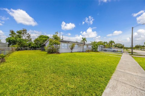 House in Miami Gardens, Florida 3 bedrooms, 128.11 sq.m. № 1949138 - photo 25
