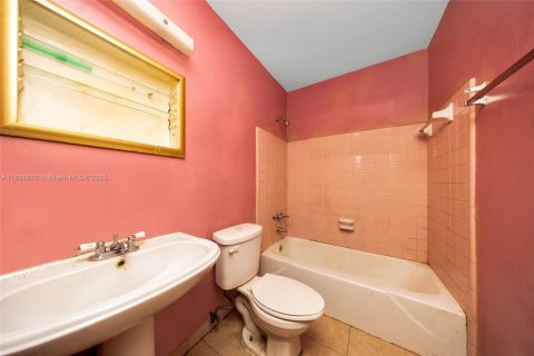 House in Miami Gardens, Florida 3 bedrooms, 128.11 sq.m. № 1949138 - photo 9