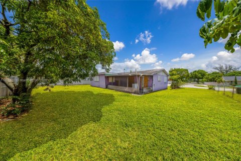 House in Miami Gardens, Florida 3 bedrooms, 128.11 sq.m. № 1949138 - photo 22