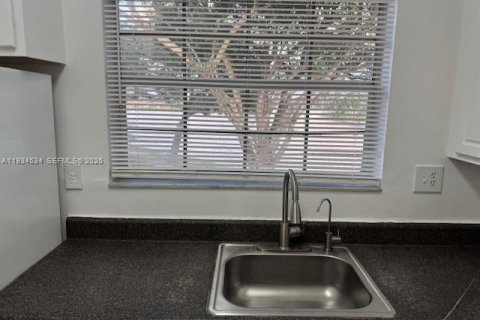 Copropriété à louer à Pembroke Pines, Floride: 2 chambres, 79.34 m2 № 1993073 - photo 13