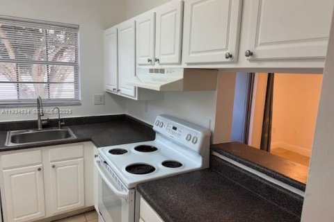 Copropriété à louer à Pembroke Pines, Floride: 2 chambres, 79.34 m2 № 1993073 - photo 11