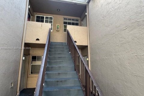 Copropriété à louer à Pembroke Pines, Floride: 2 chambres, 79.34 m2 № 1993073 - photo 2