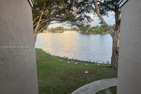 Copropriété à louer à Pembroke Pines, Floride: 2 chambres, 79.34 m2 № 1993073 - photo 6