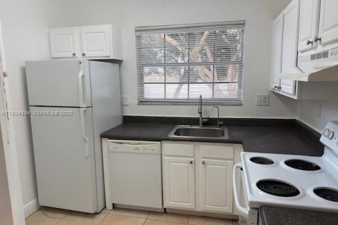 Copropriété à louer à Pembroke Pines, Floride: 2 chambres, 79.34 m2 № 1993073 - photo 10