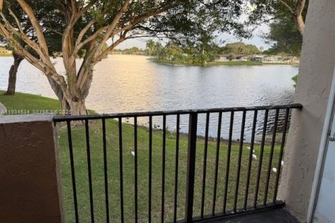 Copropriété à louer à Pembroke Pines, Floride: 2 chambres, 79.34 m2 № 1993073 - photo 4