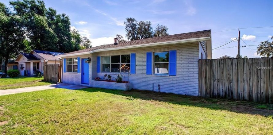 House in Lakeland, Florida 3 bedrooms, 103.49 sq.m. № 2218359