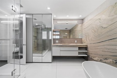 Casa en venta en Miami Beach, Florida, 6 dormitorios, 454.48 m2 № 2186295 - foto 24