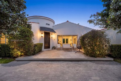 Casa en Miami Beach, Florida 6 dormitorios, 454.48 m2 № 2186295