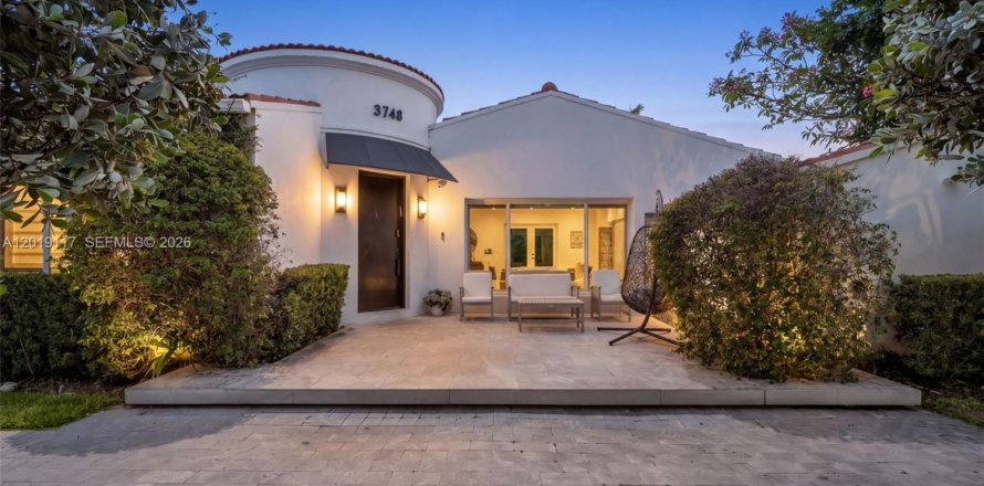Casa en Miami Beach, Florida 6 dormitorios, 454.48 m2 № 2186295