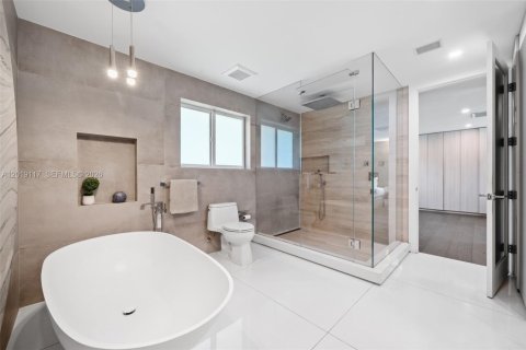 Casa en venta en Miami Beach, Florida, 6 dormitorios, 454.48 m2 № 2186295 - foto 23