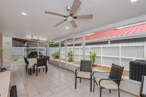 Villa ou maison à vendre à Sweetwater, Floride: 3 chambres, 129.32 m2 № 2278402 - photo 24
