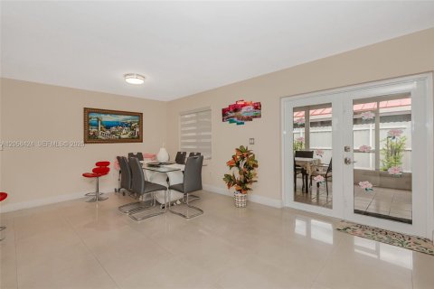 Villa ou maison à vendre à Sweetwater, Floride: 3 chambres, 129.32 m2 № 2278402 - photo 4