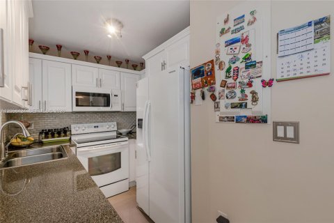 Villa ou maison à vendre à Sweetwater, Floride: 3 chambres, 129.32 m2 № 2278402 - photo 8